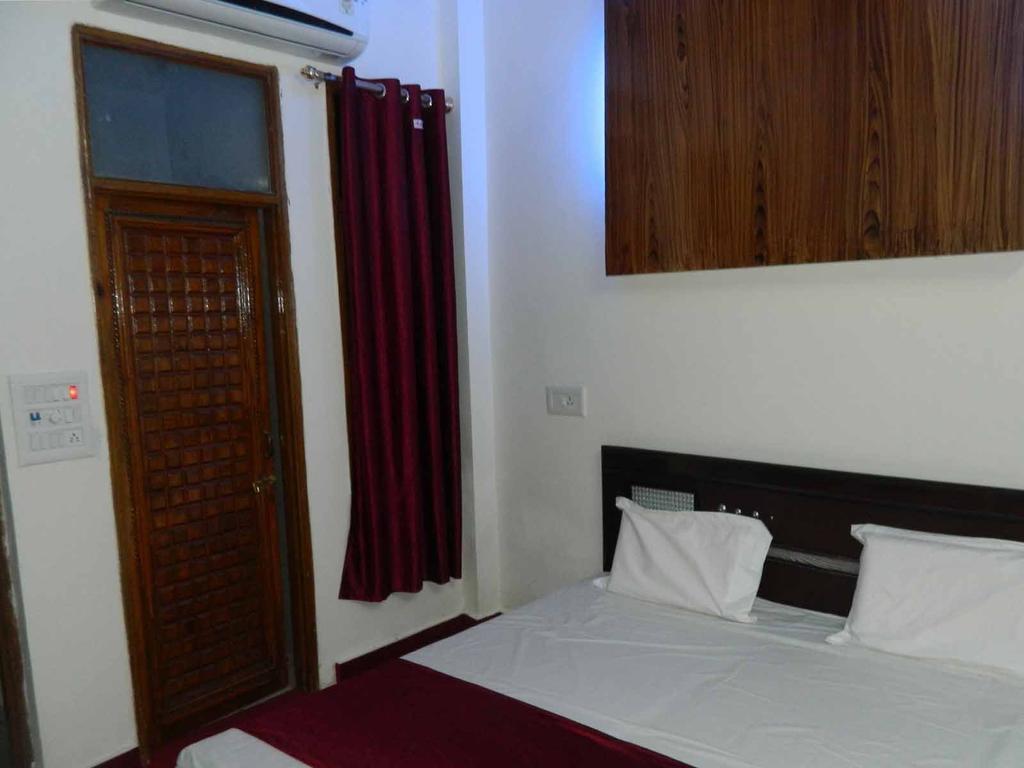 Bed and Breakfast The Castle Neu-Delhi Zimmer foto